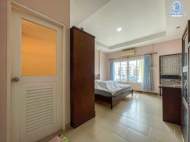 *****ทาวน์เฮ้าส์มือสองย่านนนทบุรี ม.พิชาดา บ้านกล้วย-ไทรน้อย เนื้อที่ 16 ตร.ว. ฟังก์ชัน 2 ห้องนอน 2 ห้องน้ำ บ้านพร้อมอยู่ ตกแต่งใหม่ บนทำเลแห่งการเดินทาง เพียง 20 นาทีก็ถึงรถไฟฟ้าสายสีม่วง "สถานีคลองบางไผ่" ใกล้ทางด่วน "ศรีรัช"